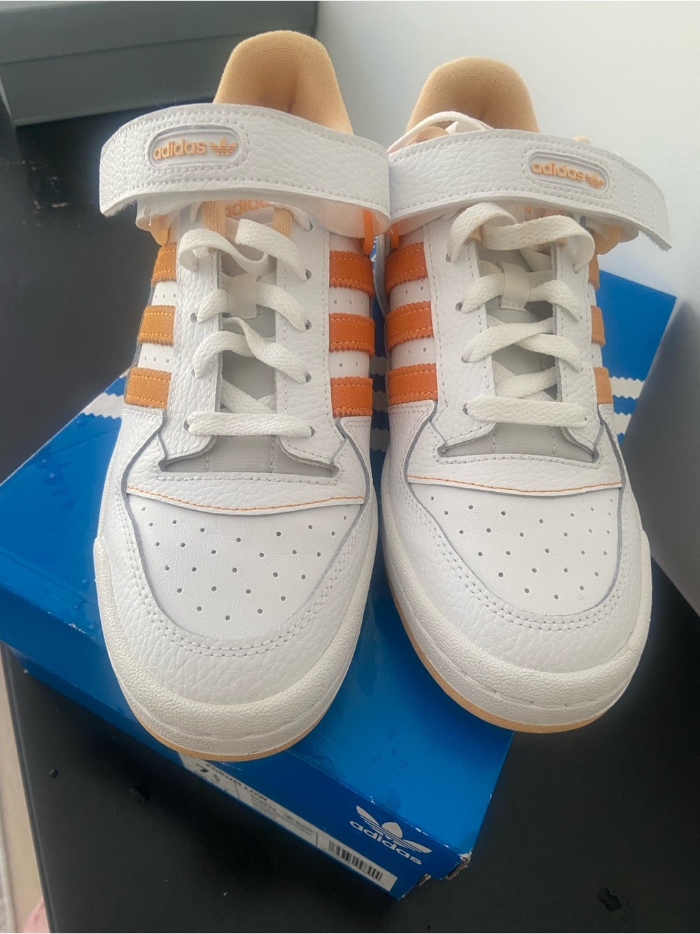 ADIDAS SIZE Men's 7.5/ Womans 9 IN MINT CONDITION FORUM LOW FT/wwht